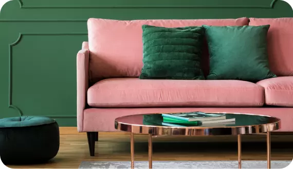 zielona ściana i różowa kanapa